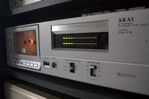 Un magnétophone à cassettes argenté contenant une cassette orange