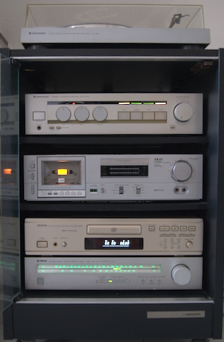 Meuble noir et argenté contenant une chaîne hi-fi